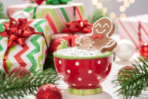 Biscoito de gengibre homem em um chocolate quente. — Fotografia de Stock