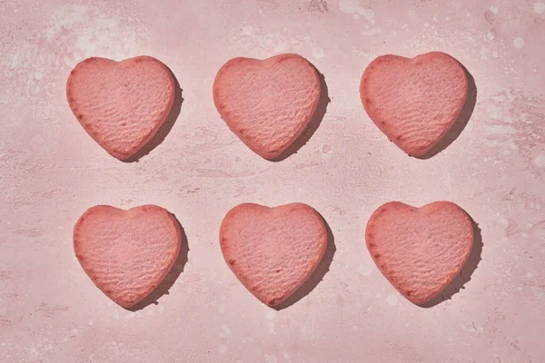 Decorated heart shaped cookies on pink background — Stock Photo, Image