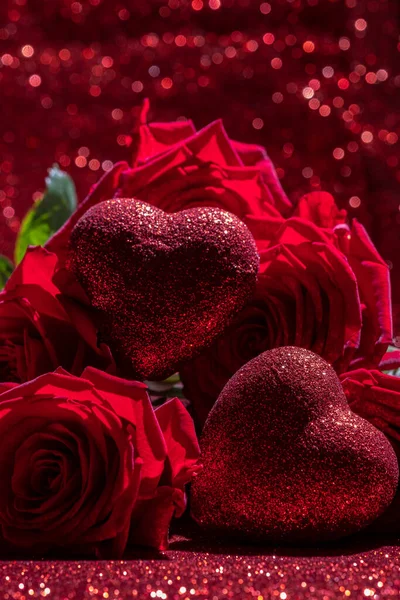 Roses et coeur rouge Saint-Valentin sur fond rouge. Saint Valentin — Photo