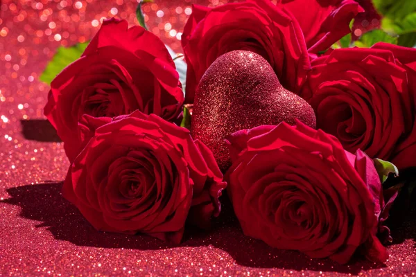 Rosas y corazón rojo de San Valentín sobre fondo rojo. Día de San Valentín — Foto de Stock