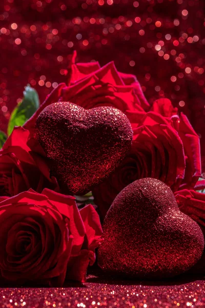 Rosen und valentinrote Herzen auf rotem Hintergrund. Valentinstag lizenzfreie Stockbilder