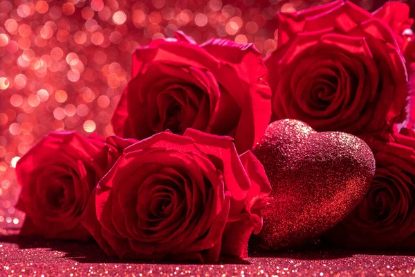 Rosor och valentin rött hjärta på röd bakgrund. Alla hjärtans dag — Stockfoto