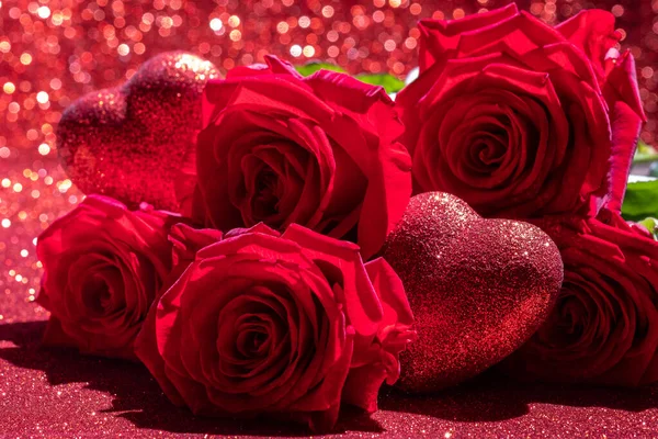 Roses et coeur rouge Saint-Valentin sur fond rouge. Saint Valentin — Photo