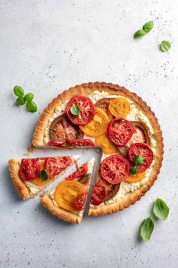 domates, peynir ve fesleğen tart