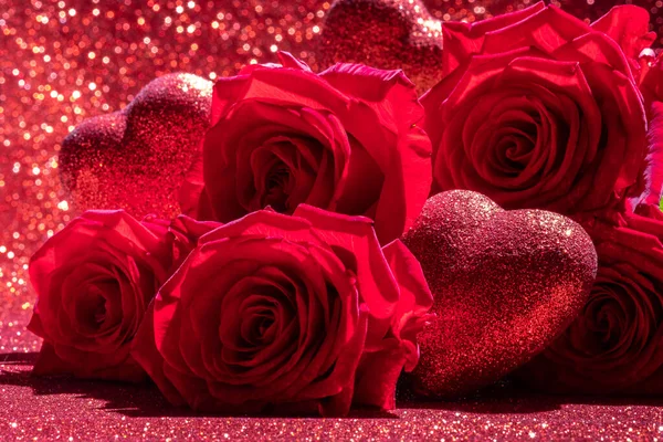 Rozen en Valentijn rood hart op rode achtergrond. Valentijnsdag — Stockfoto