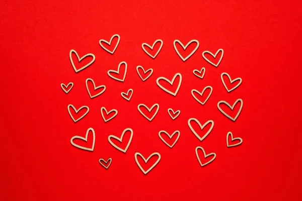 Valentine Holzherzen auf rotem Hintergrund Stockbild