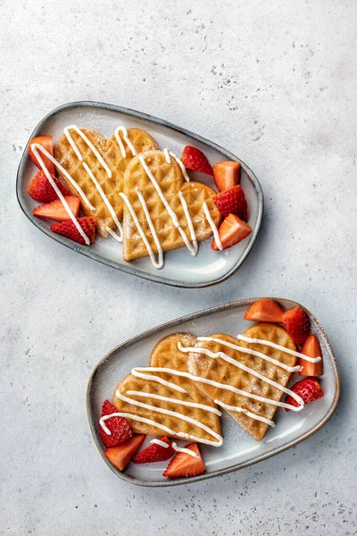 Waffles belgas em forma de coração com morangos — Fotografia de Stock