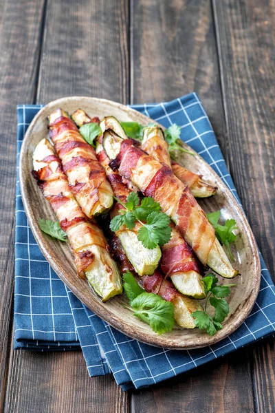 Batatas fritas de abobrinha grelhadas embrulhadas num bacon — Fotografia de Stock