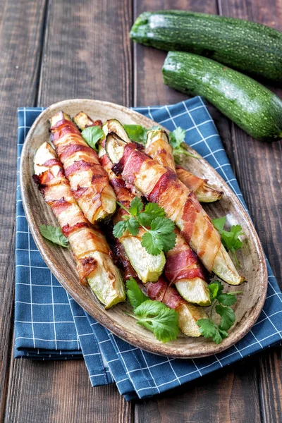 Batatas fritas de abobrinha grelhadas embrulhadas num bacon — Fotografia de Stock