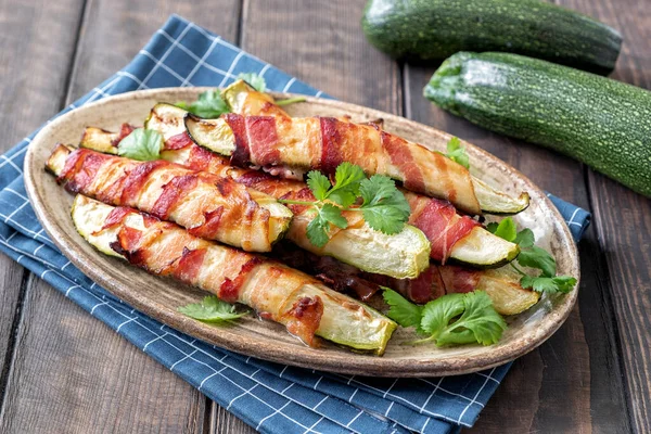 Frites de courgettes grillées enveloppées dans un bacon — Photo