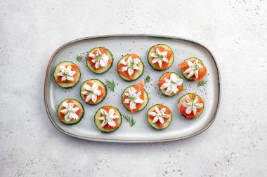 Füme somon salatalığı ısırığı.