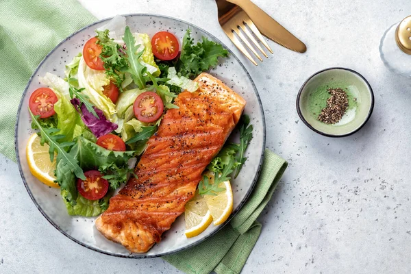 Gegrillter Lachs und frischem Salat — Stockfoto