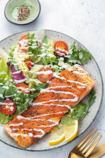 Gegrillter Lachs und frischem Salat — Stockfoto