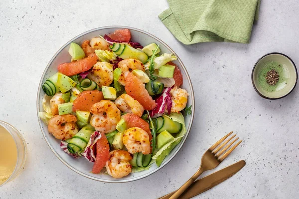 Zdravý salát s krevetami, grapefruitem, avokádem, okurkou a zeleným salátem — Stock fotografie