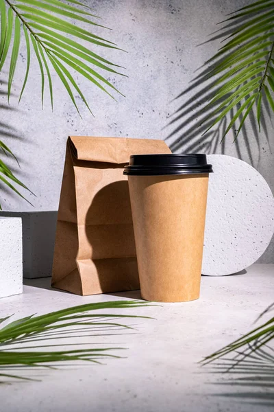 Kaffeetasse aus Papier mit Lunchpaket zum Mitnehmen lizenzfreie Stockbilder
