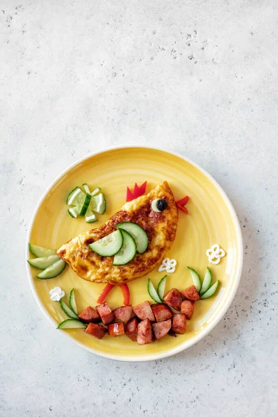 Αστεία ομελέτα κοτόπουλο με ζαμπόν λαχανικά για παιδιά πρωινό Royalty Free Εικόνες Αρχείου