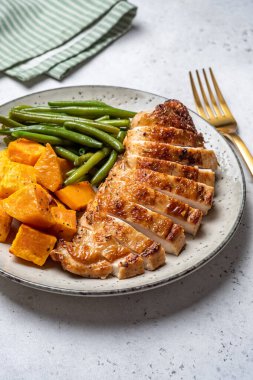 Izgara tavuk göğsü, yeşil fasulye ve tatlı patates.