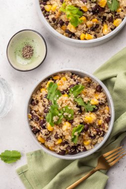 Mısır ve siyah fasulyeli kinoa.