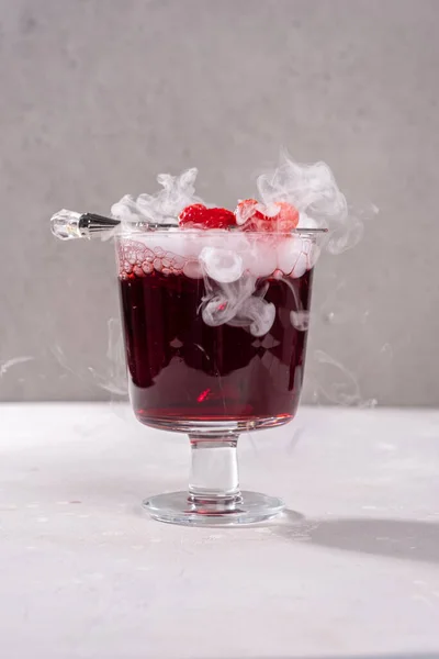 Коктейли на День Святого Валентина, клубничные напитки со льдом. — стоковое фото