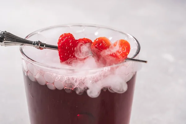 Mocktail da festa di San Valentino, bevande ghiacciate alla fragola. — Foto Stock