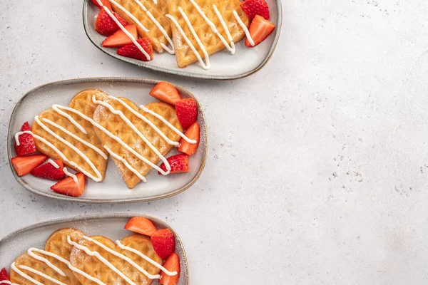 Gofres belgas en forma de corazón con fresas — Foto de Stock