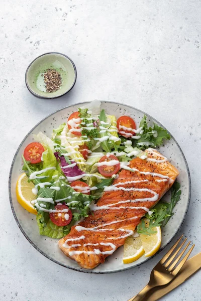 Salmón a la parrilla y ensalada fresca — Foto de Stock