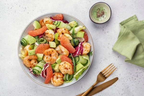 Zdravý salát s krevetami, grapefruitem, avokádem, okurkou a zeleným salátem — Stock fotografie