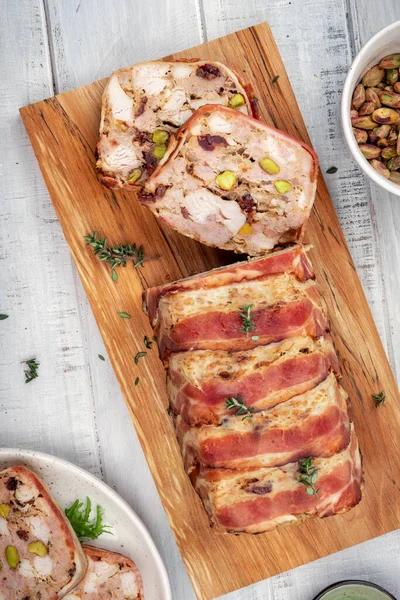 Terrine van varkensvlees met pistaches, kersen en kip — Stockfoto