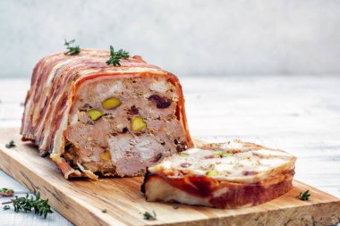 Fıstıklı, kirazlı ve tavuklu terrine.