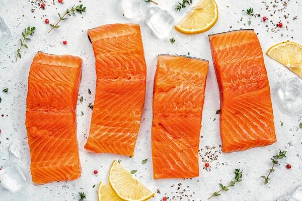 Lachs. Frisches rohes Lachsfilet mit Kochzutaten, Kräutern und Zitrone — Stockfoto