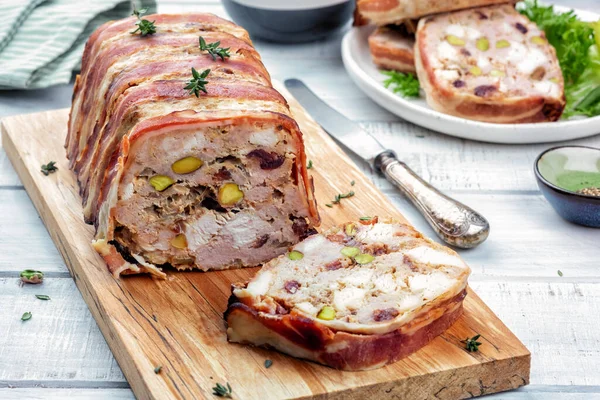 Fıstıklı, kirazlı ve tavuklu terrine. — Stok fotoğraf