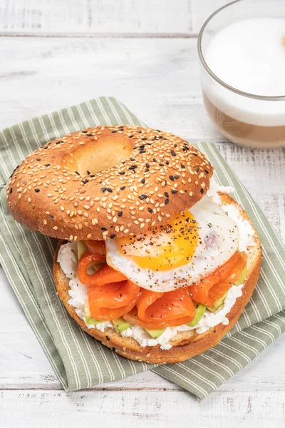 Somonlu bagel sandviç, krem peynir, avokado ve yumurta.. — Stok fotoğraf