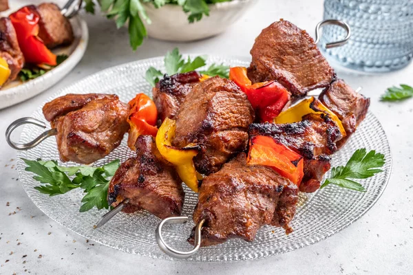 Kebab de porco grelhado com pimenta vermelha e amarela — Fotografia de Stock