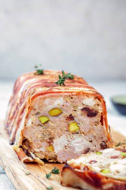 Fıstıklı, kirazlı ve tavuklu terrine.