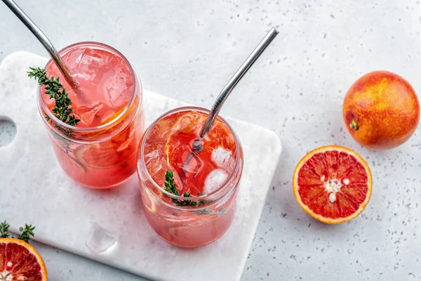 Sangre Naranja Margarita cóctel con hielo y tomillo —  Fotos de Stock