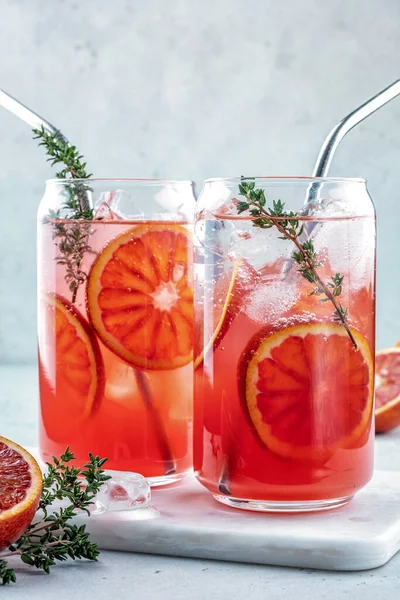 Blood Orange Margarita koktejl s ledem a tymiánu — Stock fotografie