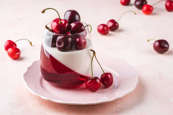 Panna cotta s třešňovým želé — Stock fotografie