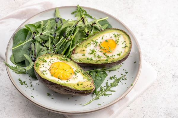 Gesundes Frühstück. Avocado gefüllt mit Eiern auf dem Tisch Stockbild