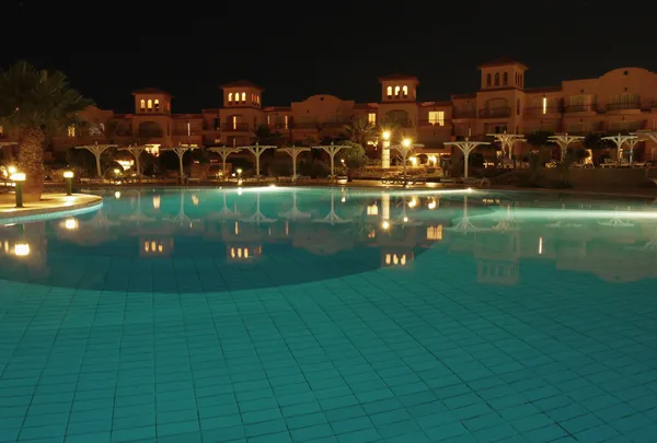 Geceleri yüzme havuzu — Stok fotoğraf