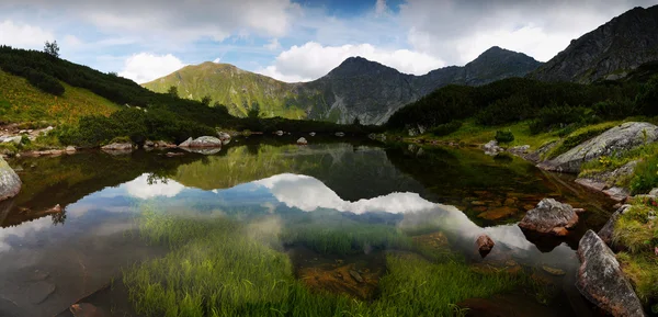 Lago de montanha mágica — Fotografia de Stock