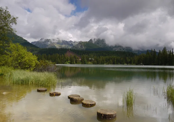 Таинственное горное озеро . — стоковое фото