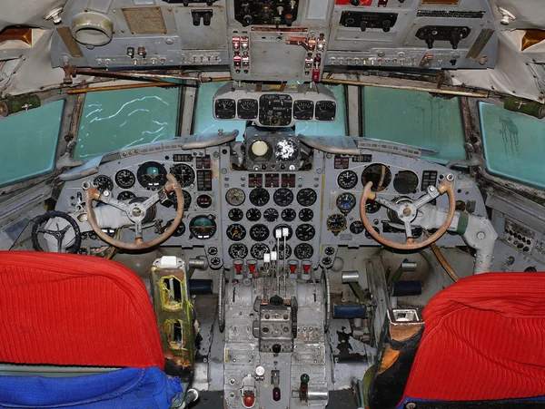 Кокпит Ильюшин Ил-18 — стоковое фото