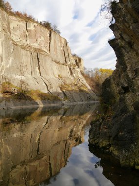 Taş ocağında göl