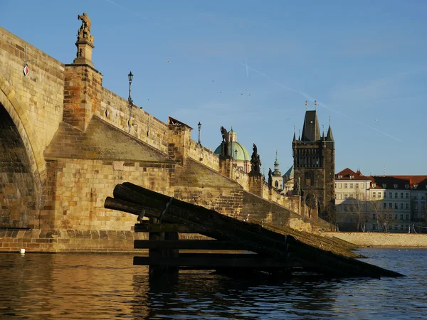 Pražské věže a Karlův most — Stock fotografie