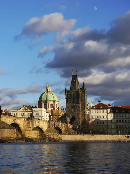 Prag towers och Karlsbron — Stockfoto