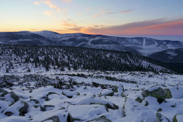 Lever de soleil dans les montagnes — Photo