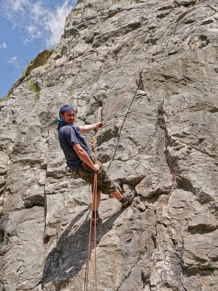 石灰岩の岩の登山者 — ストック写真