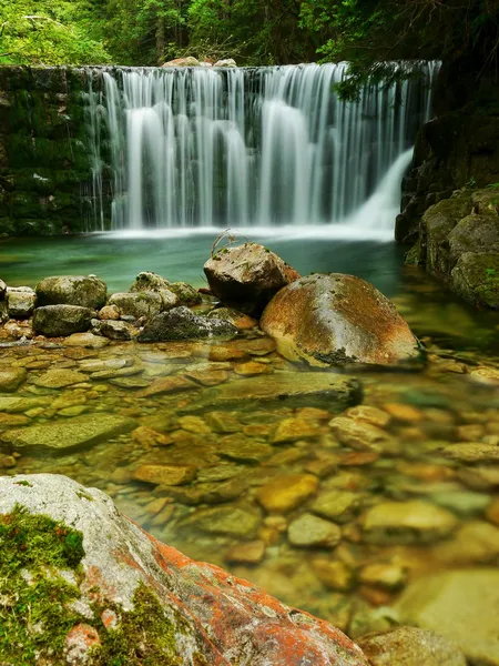 Waterval met een lagune op bergbeek — Stockfoto
