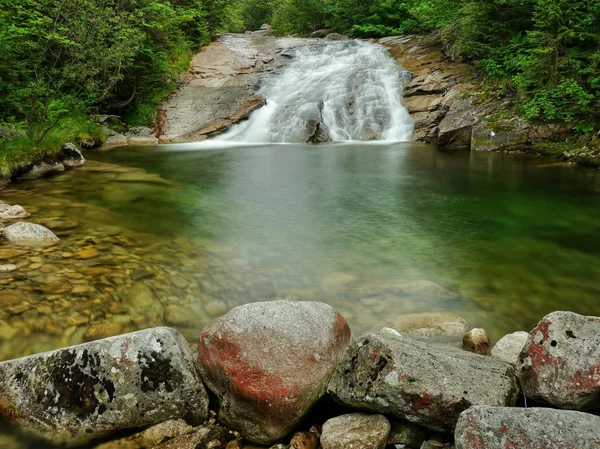 Wasserfall mit Lagune am Gebirgsbach — Stockfoto