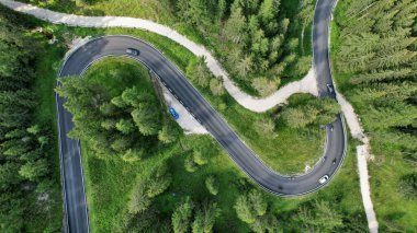 Yukarıdan orman manzaralı yılan yolu. İtalyan dolomitleri